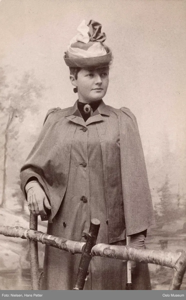 portrett, kvinne, stående halvfigur, aterlierdekorasjon, bakteppe