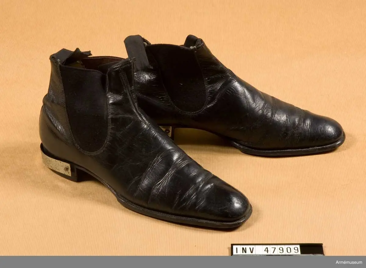 Ett par, försedda med klackjärn.