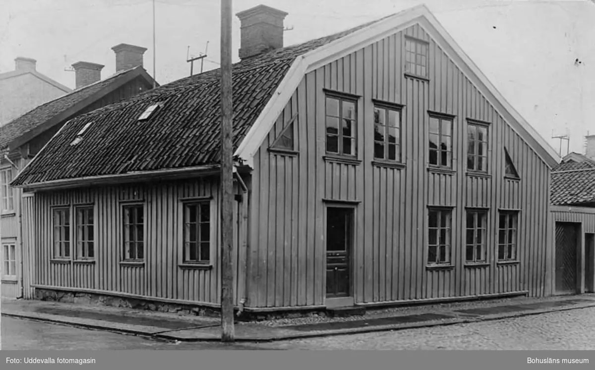 Enl. text på kopians baksida: "Gamla Barnhemmet (= St. Helleviksgat. 6) 1930, före rivning".