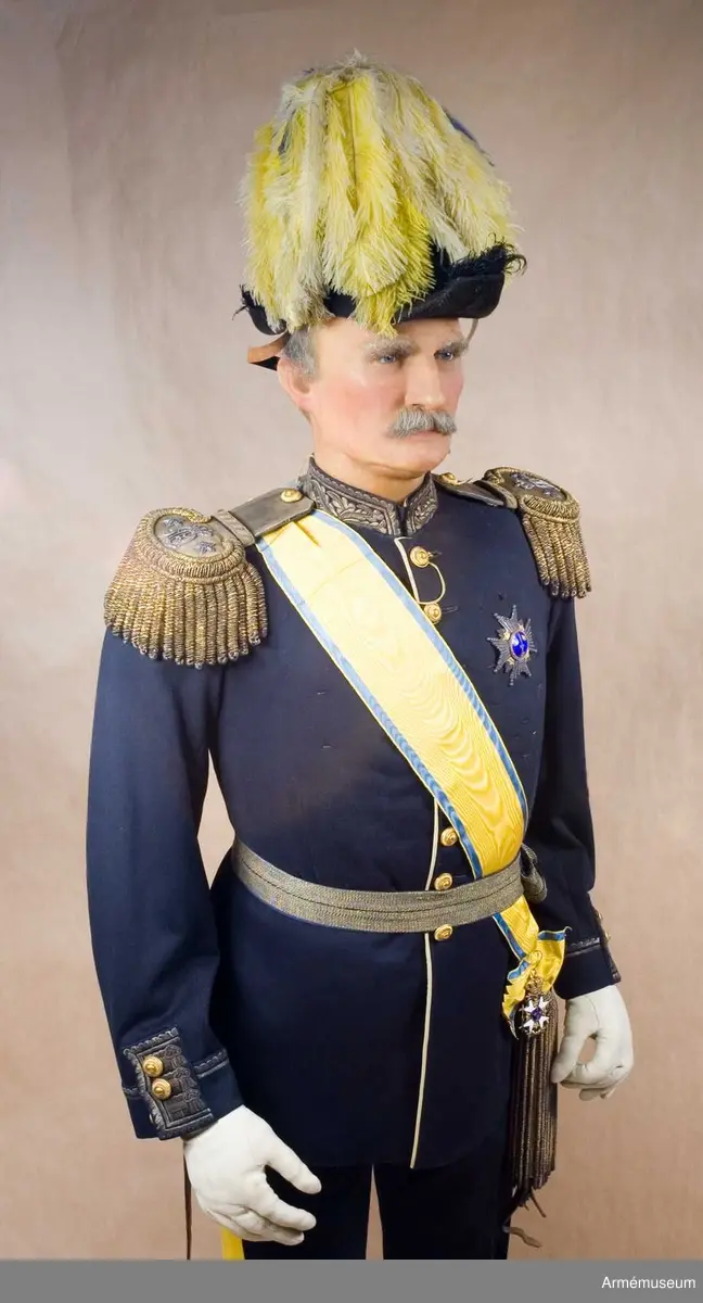 Vapenrock av mörkblått kläde med broderad krage och artilleriknappar.
