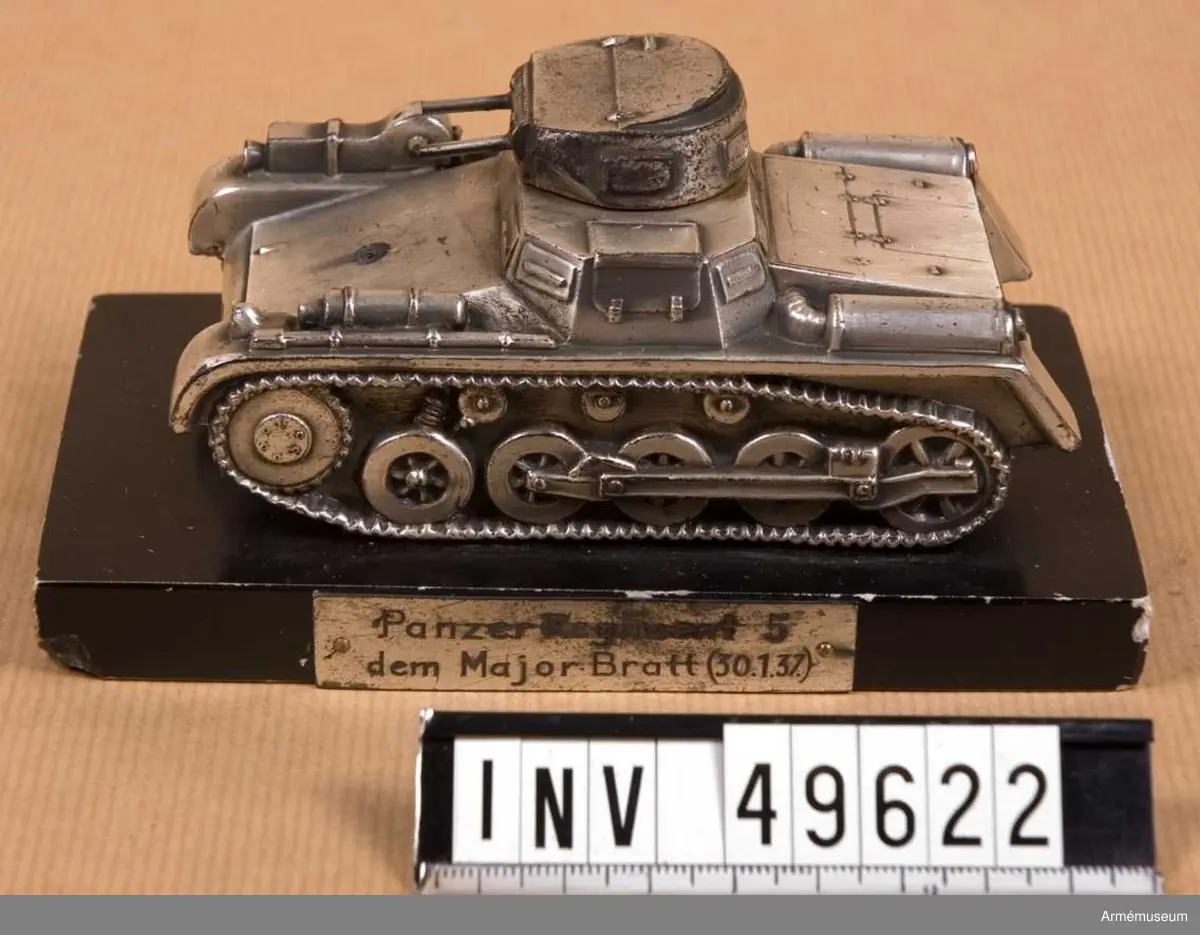 Grupp E XII.
Modell monterad på stenplatta med silverplåt "Panzer Regiment 5 dem Major Bratt (30.1.37).