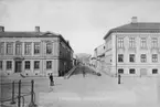 Enligt noteringar: Uddevalla. Drottninggatan. Norra Hamngatan.