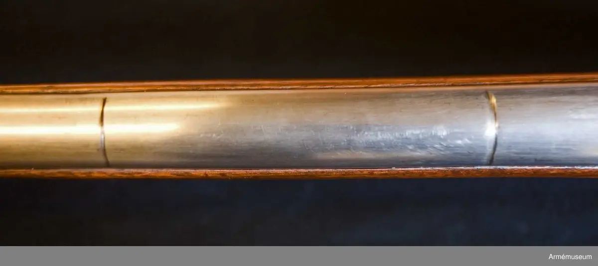 Grupp E XIV.
Loppets relativa längd är 75,8 kal.Afrikanskt gevär med flintlås. Pipan är längre och kolvens form  är annorlunda än på AM.049655-9. Barker. På kolven högra sida återfinns numren 26 och 166.
