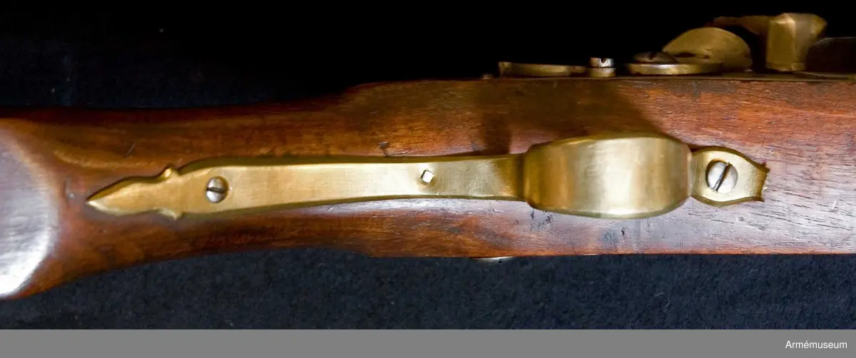 Grupp E XIV.
Loppets relativa längd är 75,8 kal.Afrikanskt gevär med flintlås. Pipan är längre och kolvens form  är annorlunda än på AM.049655-9. Barker. På kolven högra sida återfinns numren 26 och 166.