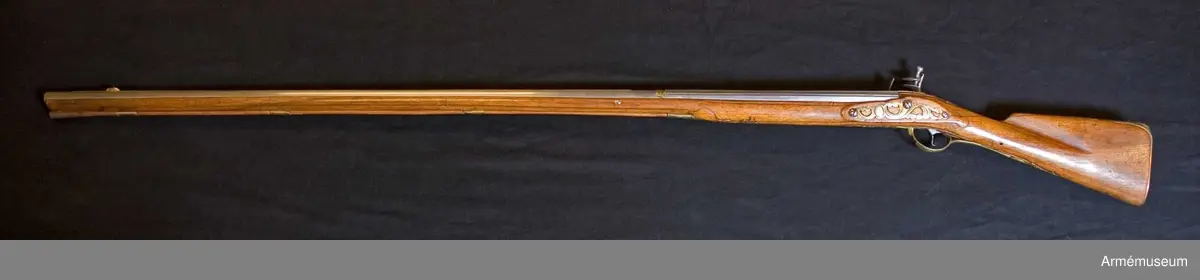 Grupp E XIV.
Loppets relativa längd är 74,8 kal.Afrikanskt gevär med flintlås. Inlagt med mässingsornament, lås och beslag är gaverad. På kolven finns nummer 25 och 190.