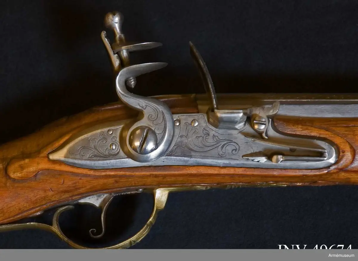 Grupp E XIV.
Loppets relativa längd är 74,8 kal.Afrikanskt gevär med flintlås. Inlagt med mässingsornament, lås och beslag är gaverad. På kolven finns nummer 25 och 190.