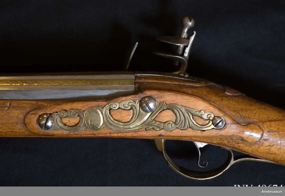 Grupp E XIV.
Loppets relativa längd är 74,8 kal.Afrikanskt gevär med flintlås. Inlagt med mässingsornament, lås och beslag är gaverad. På kolven finns nummer 25 och 190.