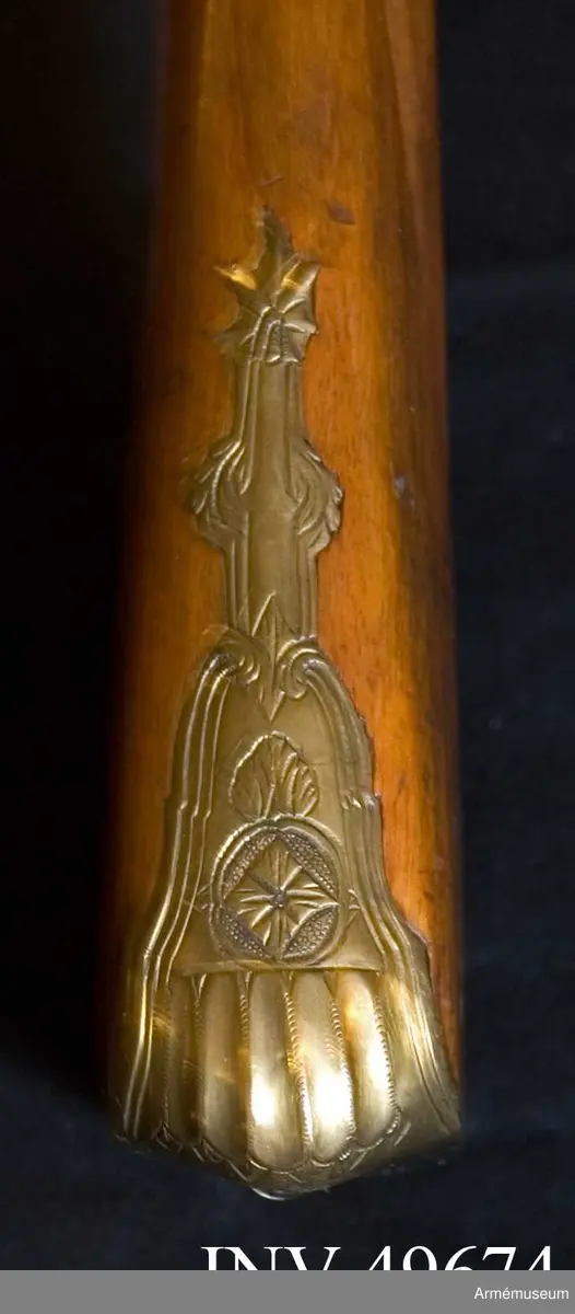 Grupp E XIV.
Loppets relativa längd är 74,8 kal.Afrikanskt gevär med flintlås. Inlagt med mässingsornament, lås och beslag är gaverad. På kolven finns nummer 25 och 190.