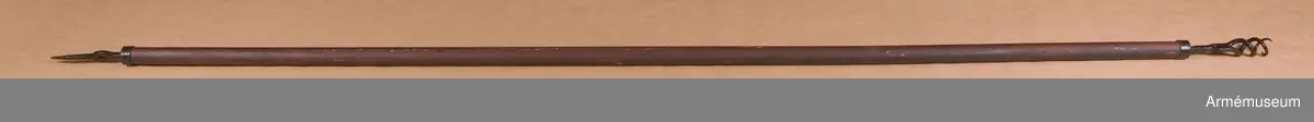 Plunderskruv av rödmålat trä med järnändar.