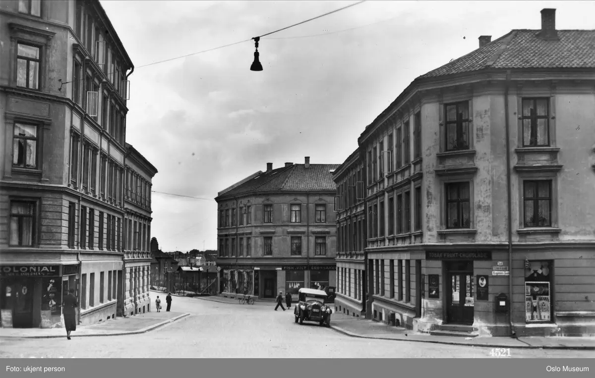 gateløp, bygårder, forretninger, bil, mennesker