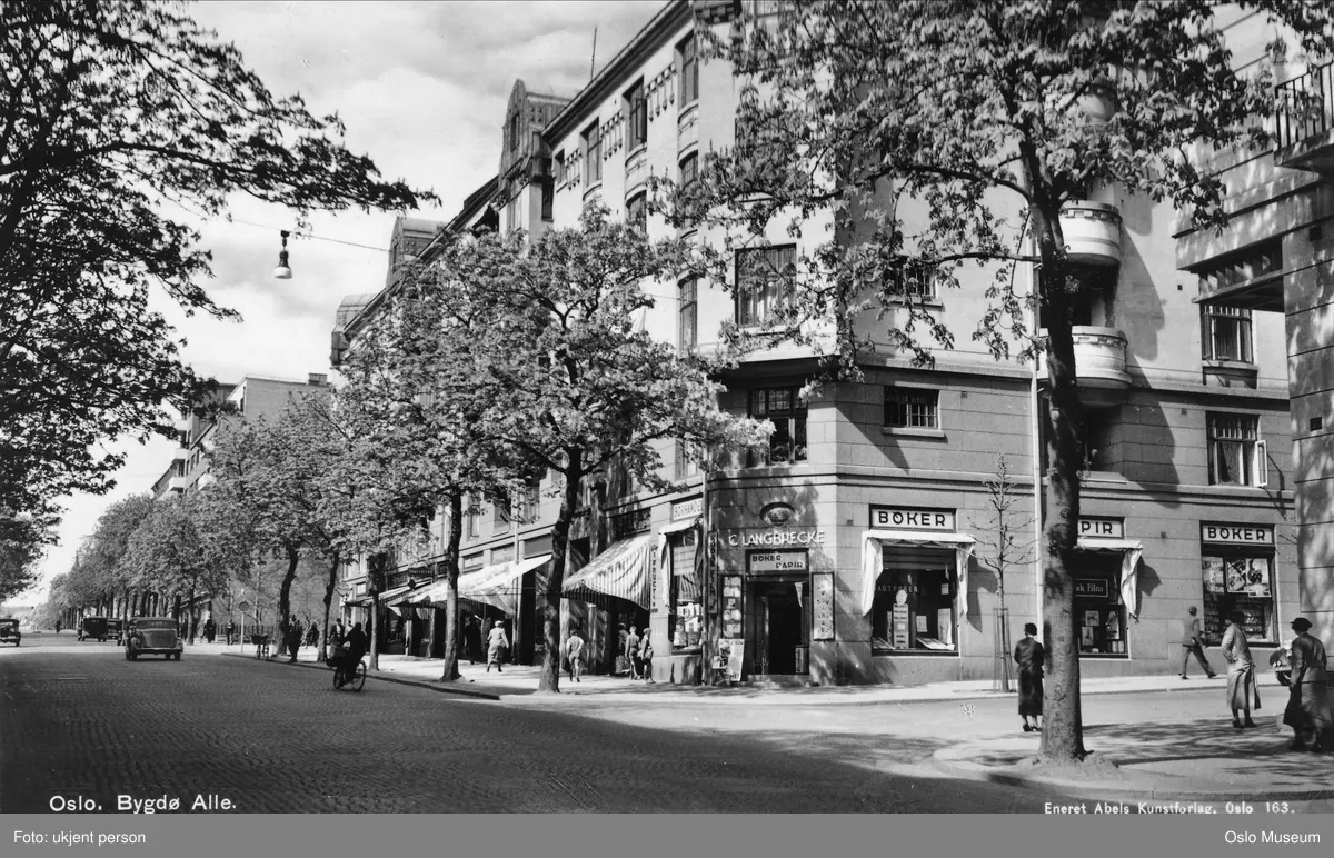 gateløp, bygårder, mennesker, biler, gateliv, C. Langbrecke bokhandel