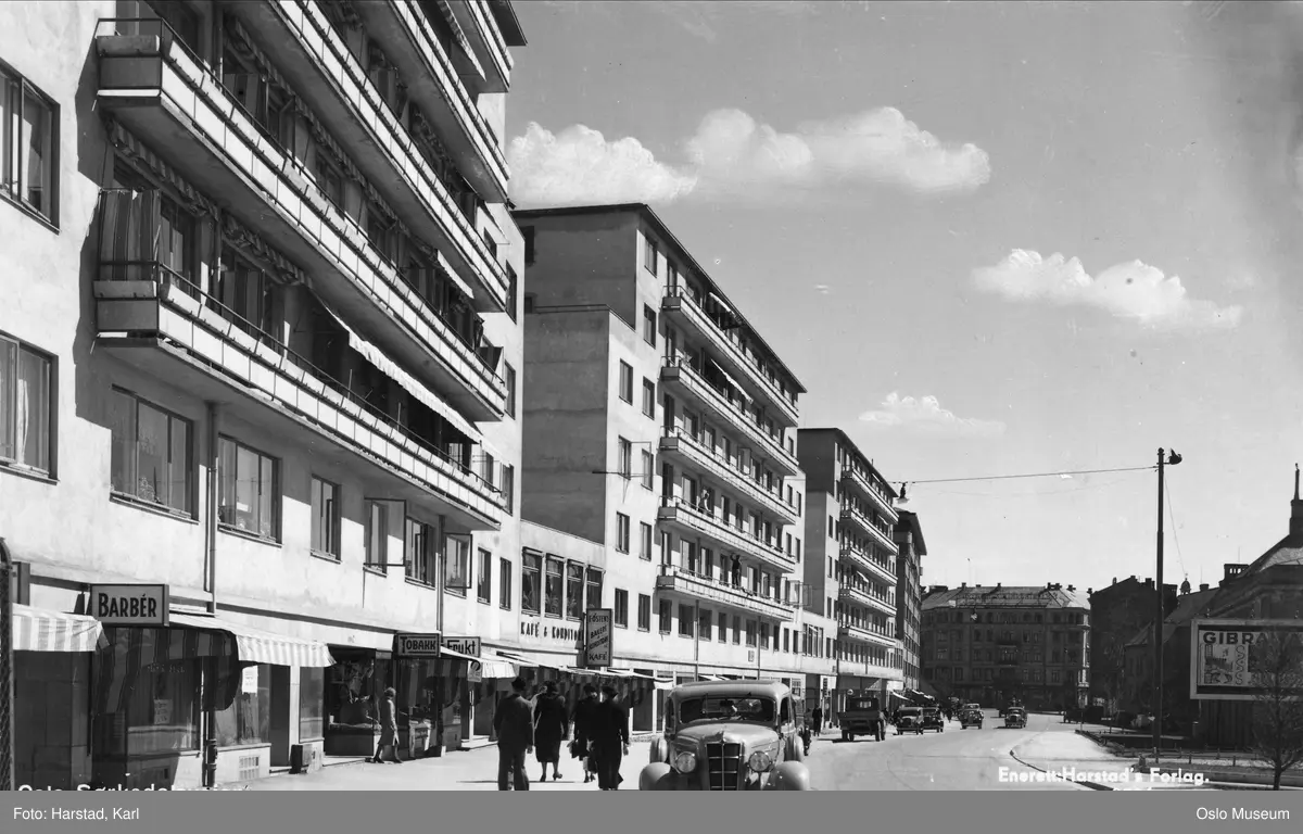 gateløp, boligblokker, biler, mennesker, gateliv
