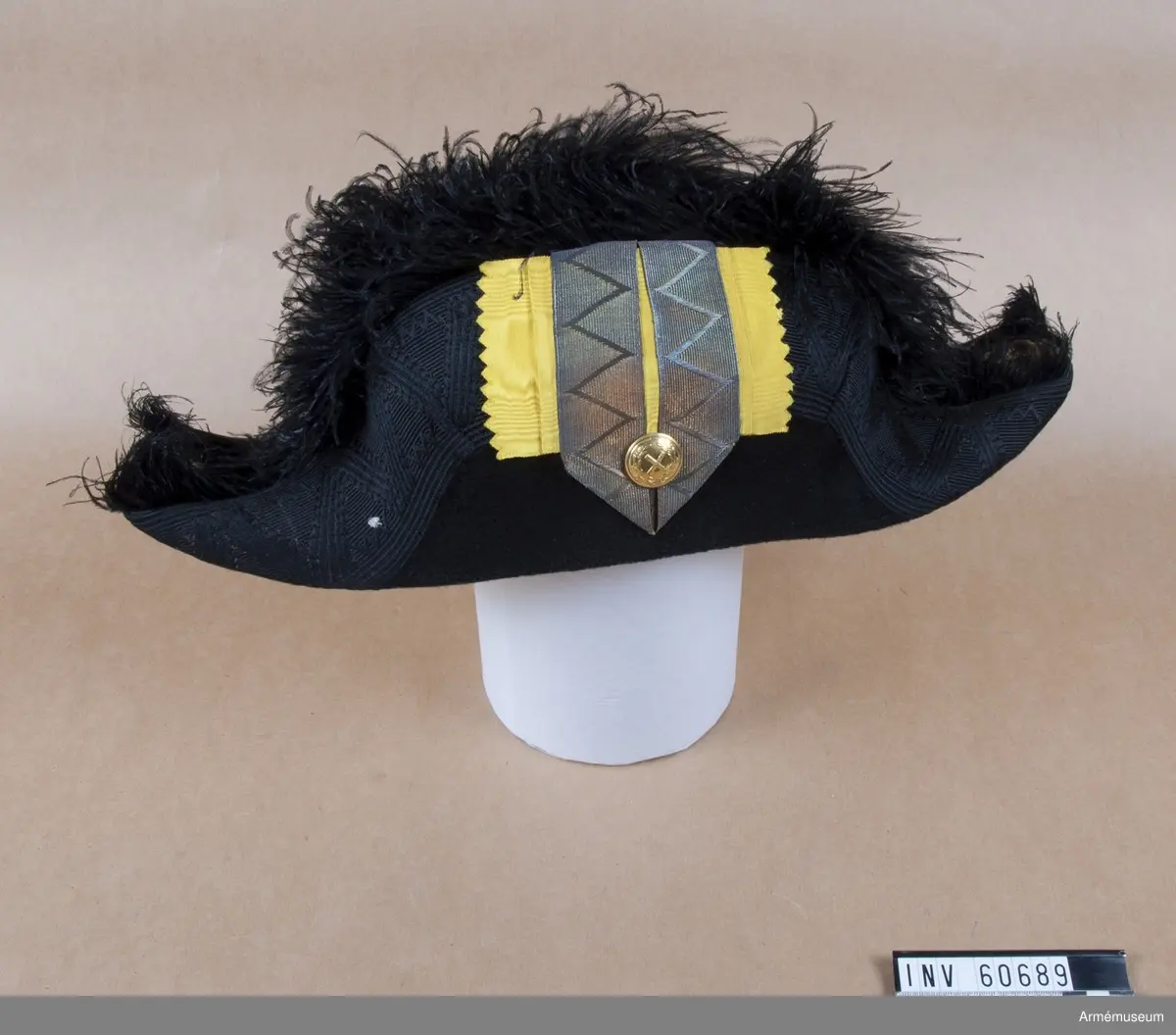 Trekantig hatt med samhörande hattask.