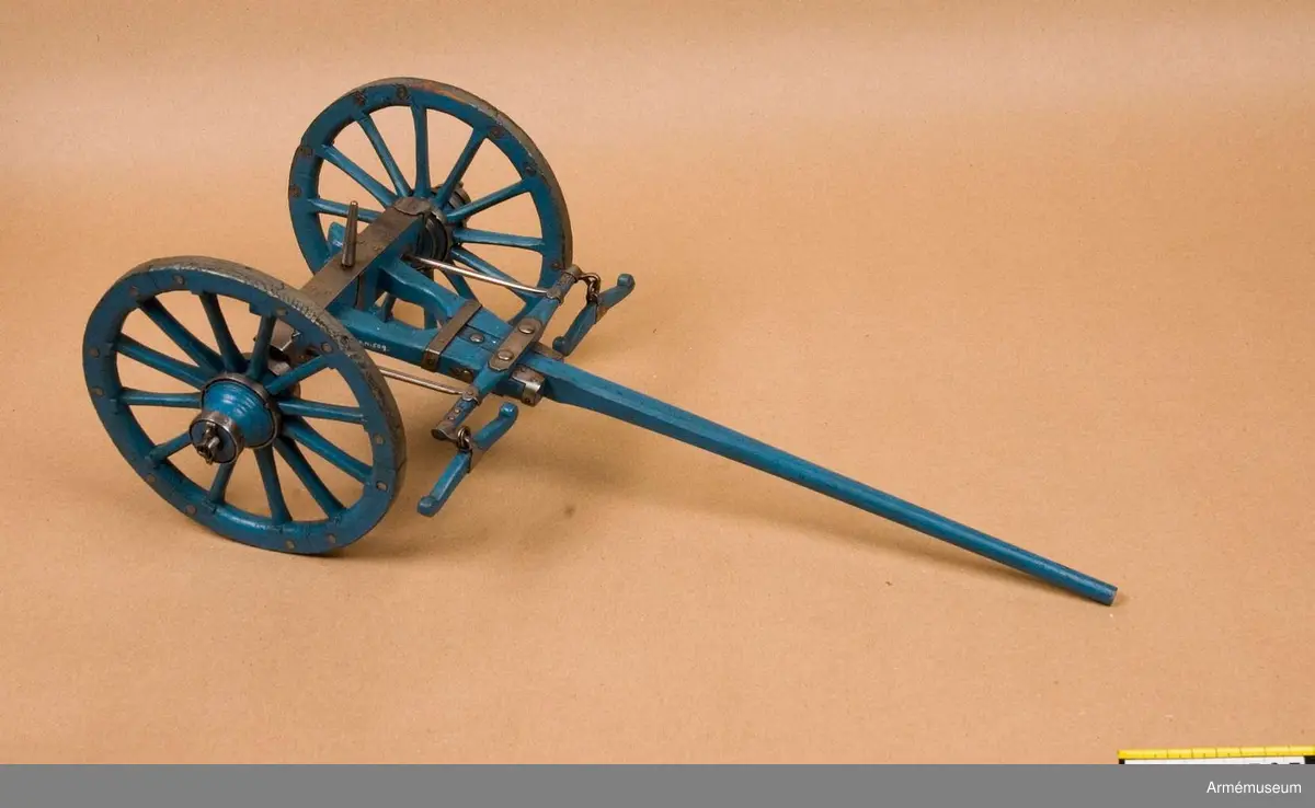 Grupp F I. 
Skala 1/8.
Modell i trä av 18-pundig metallkanon, Cronstedts system 1725.
Kapten F A Spaks katalog år 1888. Samhörande är lavett, föreställare och två svänglar.