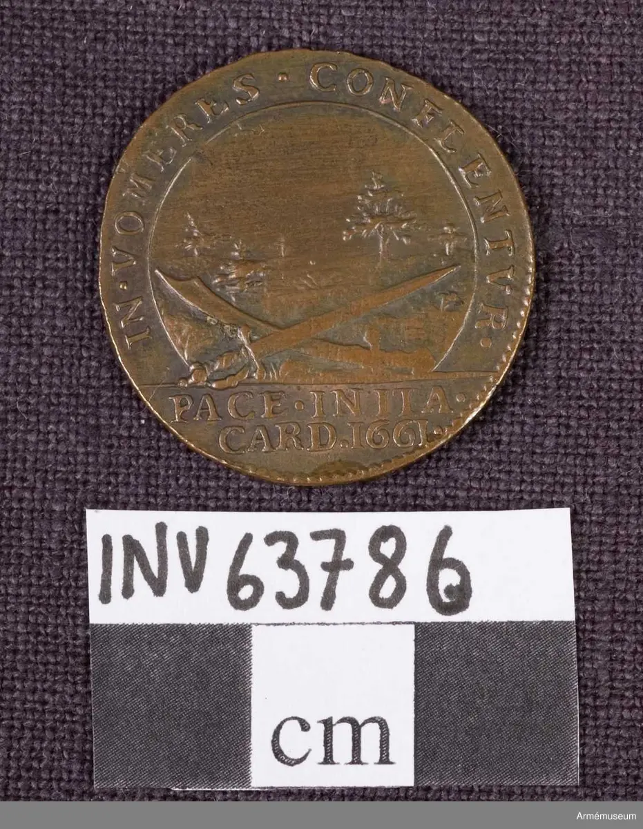 Medalj av 6. storleken. Drottning Hedvig Eleonora. Freden i Kardis den 21 juni 1661. Medaljen är av brons och pärlkantad på båda sidor.

ÅTSIDAN: "HEDEW.ELEON. D.G.REG.SVE". Bröstbild åt höger med pärlsnöre i nackhåret samt mantelveck.

FRÅNSIDAN: "IN.VOMERES.CONFLENTVR". En värja och en sabel ligger i kors på trädbevuxen mark. I avskärningen "PACE.INITA.CARD.1661".