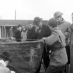 Skrivet på vidhängande papper: Kurs i båtuppmätningsteknik för studerande vid Stockholms högskola den 16 april 1957. Ingeniör Henry Magnusson instruerar.
Uppmätning av långbåt, byggd av Jansson på Stegesund år 1892.