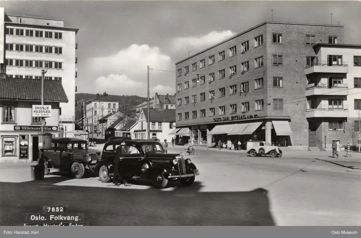 plass, veikryss, trehus, kafé Nordpolen, boligblokker, bil, drosjeholdeplass