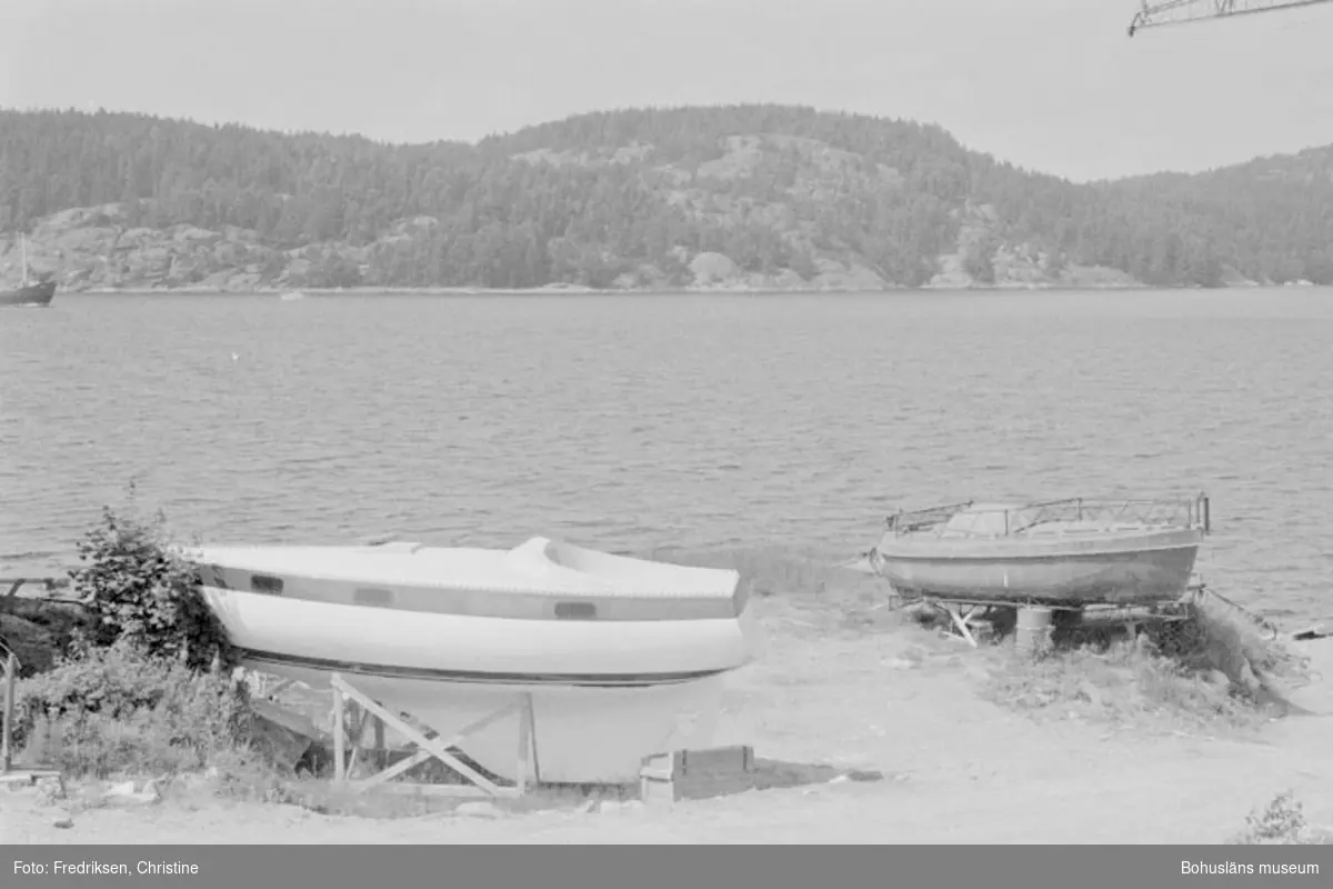 Motivbeskrivning: "Bild tagen vid Såtas Båtvarv, Söbben. På bilden syns bl. a formar (till höger) till plastskrov- och däckstillverkning."
Datum: 19800715
Riktning: V