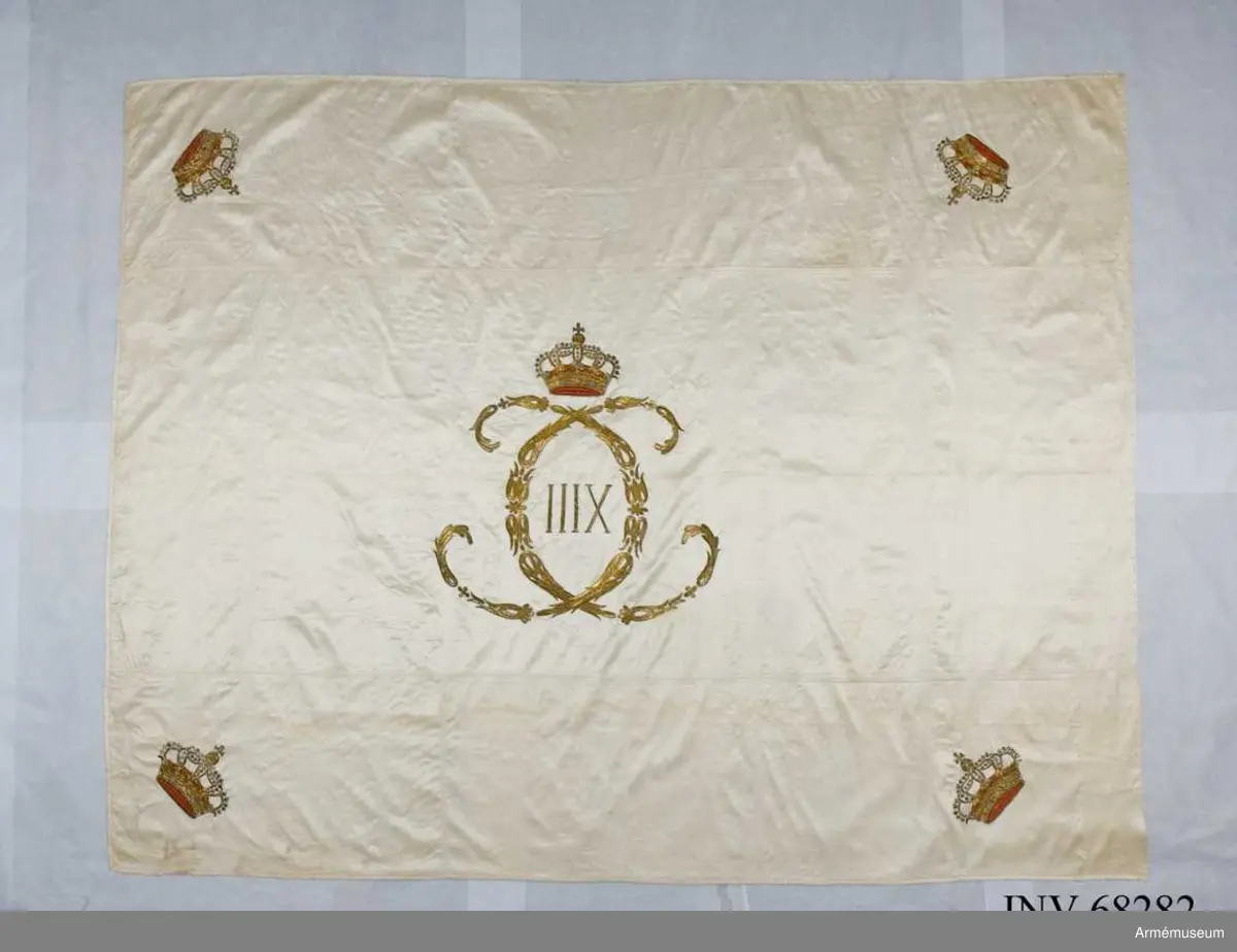 Duk: Tillverkad av enkel vit sidenkypert, sydd av tre horisontella våder. 

Dekor: Broderad, Karl XIII:s namnchiffer, dubbelt C inringande XIII, krönt med sluten krona. Slutna kronor i hörnen. Dukens ytterkant skodd med vitt siden, 15 mm bred.