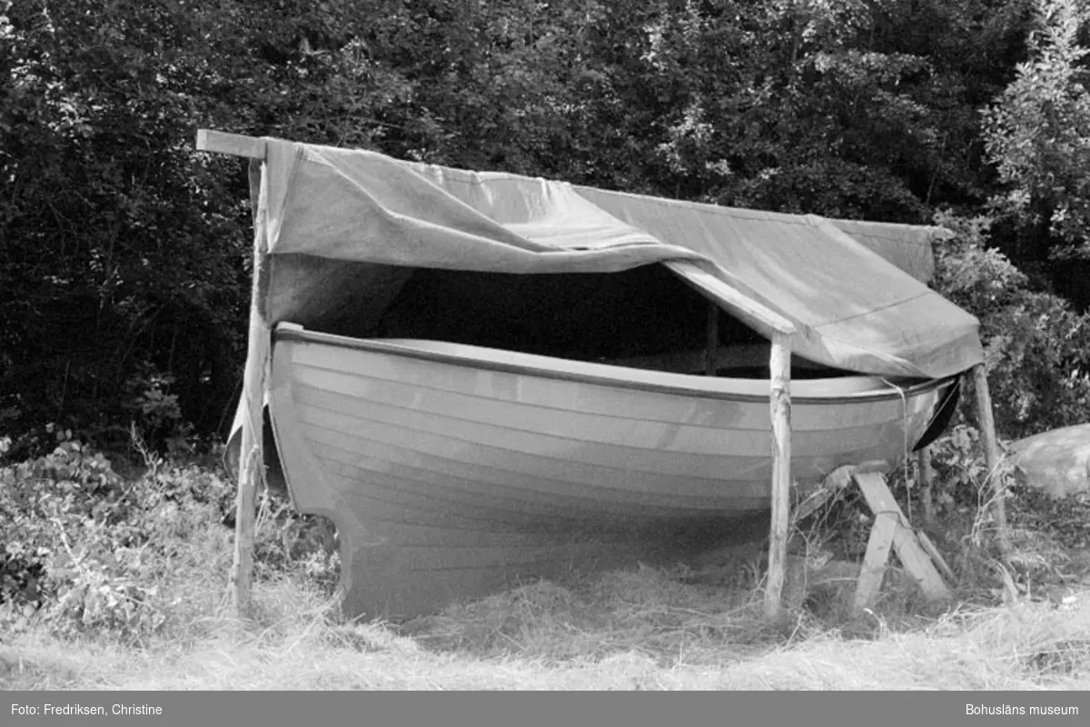 Motivbeskrivning: "Askeröns Marina AB, St. På bilden syns en "Svenningssnipa" ritad av Bror Svenningsson, Marstrand. Snipan byggdes vid Askeröns Båtvarv 1963-1964 och plastades i början av 1970-talet. Bilden tagen på St. Askerön."
Datum: 1980-07-23