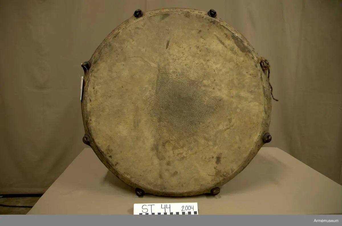 Grupp A.

Tillstånd 2005

Kittel:
Stor, vacker, orange och blank. Två prydliga lagningar där fot fäster i kittel.

Fot: 
Tredelad, stadig. Kan stå.

Spännskinn:
Ljust, fjälligt på mitten. Mycket. litet färgstänk. Efter spännringen fann jag två små trasigheter, annars intet.

Spännring:
Rostig. 

Spännskruv: 
Åtta stycken. Ett rep fastbundet i en av skruvarna.

Skruvfästen:
Åtta stycken. 

Bärrem:
Saknas.