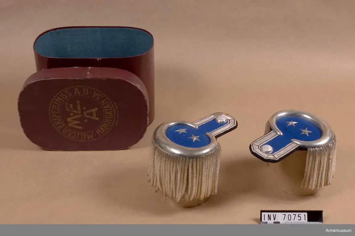 Ligger i en vinröd ask från MEA.