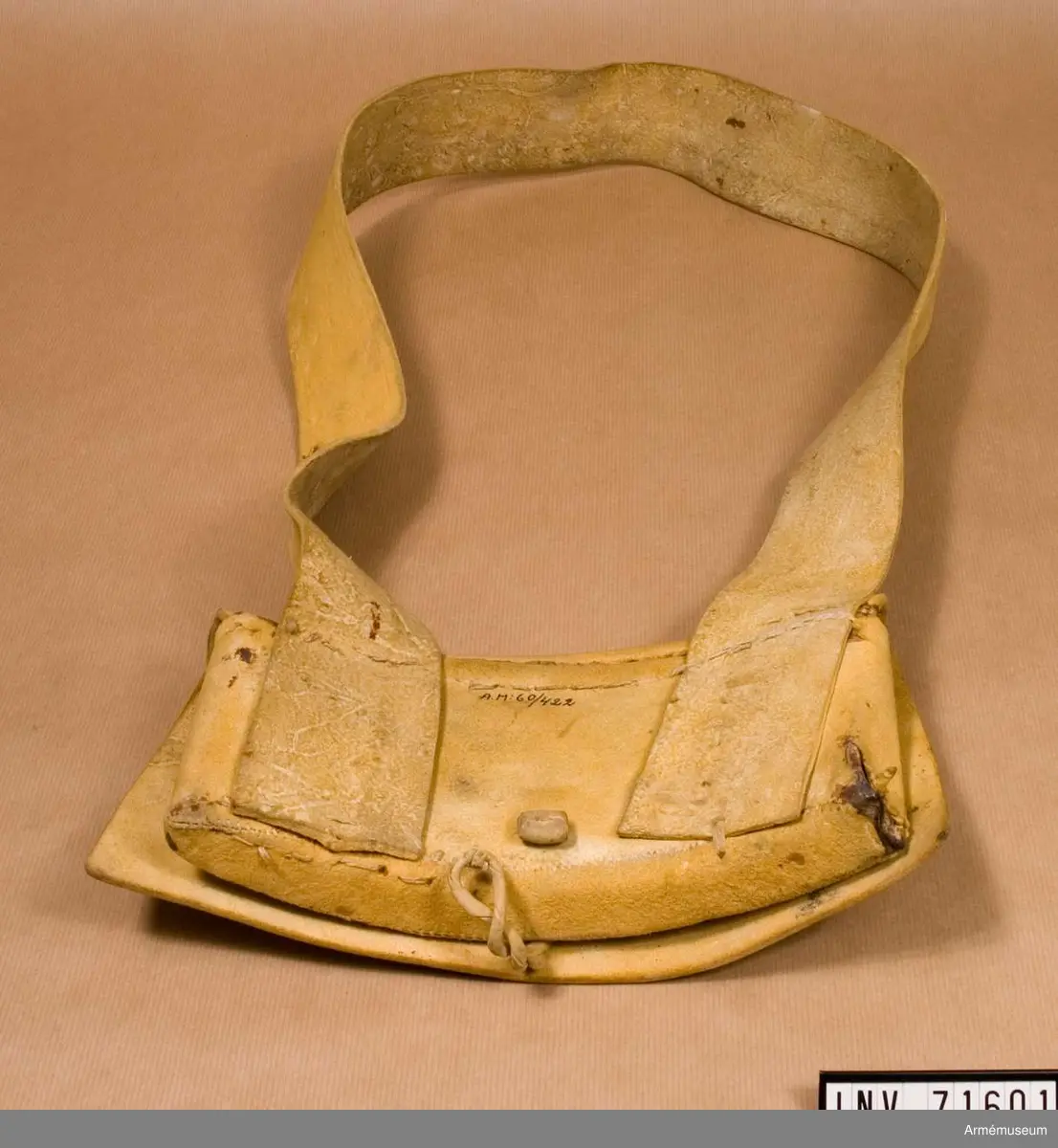 På insidan, under locket finns en ficka. Insatsen är gjord av bleckplåt med plats för 13 patroner med 18 mm kailber.