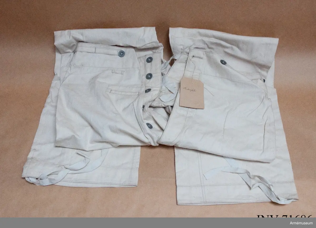 Innerhåller stövlar m/1884, långkalsonger m/1903, instrumentbok, tre delar till tältstång, tältpinnar, två matpåsar tre dosor för fett, en påse i kläde, ett kokkärl och en konserv. 
En del av utrustningen är från år 1904.

I de två hörnen på locket finns små fickor för patroner och tältutredningen förvaras i ett separat fodral som knäpps fast under locket.

Stövlarna är märkta "3.G.R." på flera ställen och "1884". Sulorna är stämplade "29" och "9½". De är sydda med köttsidan utåt och sulorna är pliggade med träpligg samt försedda med klackjärn. På den ena stövelns hälla bak sitter en etikett med text: "Tyska stöflar bekommna år 1884".

Långkalsongerna är 115 cm långa, har en bakficka på högra sidan och en mindre framficka för fickur samt ett tygband för att fästa urets kedja. De är tillverkade i kypertvävd bomulls och har bomullsband vid anklarna och i linningen samt knappar för hängslen och i gylfen. Knapparna är tillverkade i zink. De är på insidan märkta "B.A.G. 1903". Urfickan och bandet i linningen daterar dem till m/1903.

Den vidhängande boken beskriver hur utrustningen ska packas. Boken heter: "Vorschrift über den gebrauch der Infanteriausrüstung m/95 (inf. U.)". Tryckt 1899 i Berlin.

Fodralet till tältdelarna är av m/1896 och tältstångdelarna samt tältpinnarna m/1902. Kokkärlet är av m/1910.

Dateringar och information enl. Ulrich Herr, The German Infantry from 1871 to 1914, vol. 1.