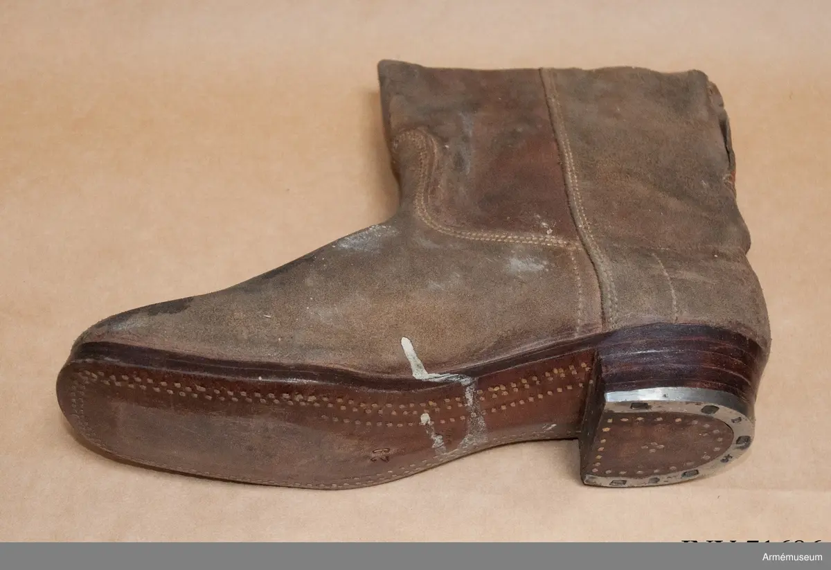 Innerhåller stövlar m/1884, långkalsonger m/1903, instrumentbok, tre delar till tältstång, tältpinnar, två matpåsar tre dosor för fett, en påse i kläde, ett kokkärl och en konserv. 
En del av utrustningen är från år 1904.

I de två hörnen på locket finns små fickor för patroner och tältutredningen förvaras i ett separat fodral som knäpps fast under locket.

Stövlarna är märkta "3.G.R." på flera ställen och "1884". Sulorna är stämplade "29" och "9½". De är sydda med köttsidan utåt och sulorna är pliggade med träpligg samt försedda med klackjärn. På den ena stövelns hälla bak sitter en etikett med text: "Tyska stöflar bekommna år 1884".

Långkalsongerna är 115 cm långa, har en bakficka på högra sidan och en mindre framficka för fickur samt ett tygband för att fästa urets kedja. De är tillverkade i kypertvävd bomulls och har bomullsband vid anklarna och i linningen samt knappar för hängslen och i gylfen. Knapparna är tillverkade i zink. De är på insidan märkta "B.A.G. 1903". Urfickan och bandet i linningen daterar dem till m/1903.

Den vidhängande boken beskriver hur utrustningen ska packas. Boken heter: "Vorschrift über den gebrauch der Infanteriausrüstung m/95 (inf. U.)". Tryckt 1899 i Berlin.

Fodralet till tältdelarna är av m/1896 och tältstångdelarna samt tältpinnarna m/1902. Kokkärlet är av m/1910.

Dateringar och information enl. Ulrich Herr, The German Infantry from 1871 to 1914, vol. 1.