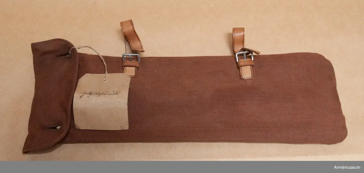 Innerhåller stövlar m/1884, långkalsonger m/1903, instrumentbok, tre delar till tältstång, tältpinnar, två matpåsar tre dosor för fett, en påse i kläde, ett kokkärl och en konserv. 
En del av utrustningen är från år 1904.

I de två hörnen på locket finns små fickor för patroner och tältutredningen förvaras i ett separat fodral som knäpps fast under locket.

Stövlarna är märkta "3.G.R." på flera ställen och "1884". Sulorna är stämplade "29" och "9½". De är sydda med köttsidan utåt och sulorna är pliggade med träpligg samt försedda med klackjärn. På den ena stövelns hälla bak sitter en etikett med text: "Tyska stöflar bekommna år 1884".

Långkalsongerna är 115 cm långa, har en bakficka på högra sidan och en mindre framficka för fickur samt ett tygband för att fästa urets kedja. De är tillverkade i kypertvävd bomulls och har bomullsband vid anklarna och i linningen samt knappar för hängslen och i gylfen. Knapparna är tillverkade i zink. De är på insidan märkta "B.A.G. 1903". Urfickan och bandet i linningen daterar dem till m/1903.

Den vidhängande boken beskriver hur utrustningen ska packas. Boken heter: "Vorschrift über den gebrauch der Infanteriausrüstung m/95 (inf. U.)". Tryckt 1899 i Berlin.

Fodralet till tältdelarna är av m/1896 och tältstångdelarna samt tältpinnarna m/1902. Kokkärlet är av m/1910.

Dateringar och information enl. Ulrich Herr, The German Infantry from 1871 to 1914, vol. 1.