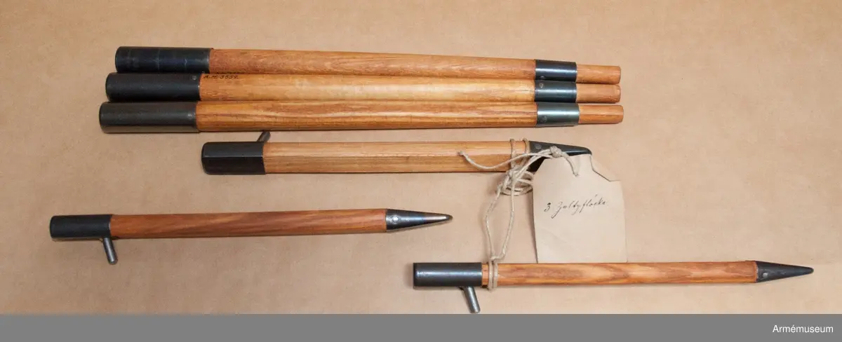 Innerhåller stövlar m/1884, långkalsonger m/1903, instrumentbok, tre delar till tältstång, tältpinnar, två matpåsar tre dosor för fett, en påse i kläde, ett kokkärl och en konserv. 
En del av utrustningen är från år 1904.

I de två hörnen på locket finns små fickor för patroner och tältutredningen förvaras i ett separat fodral som knäpps fast under locket.

Stövlarna är märkta "3.G.R." på flera ställen och "1884". Sulorna är stämplade "29" och "9½". De är sydda med köttsidan utåt och sulorna är pliggade med träpligg samt försedda med klackjärn. På den ena stövelns hälla bak sitter en etikett med text: "Tyska stöflar bekommna år 1884".

Långkalsongerna är 115 cm långa, har en bakficka på högra sidan och en mindre framficka för fickur samt ett tygband för att fästa urets kedja. De är tillverkade i kypertvävd bomulls och har bomullsband vid anklarna och i linningen samt knappar för hängslen och i gylfen. Knapparna är tillverkade i zink. De är på insidan märkta "B.A.G. 1903". Urfickan och bandet i linningen daterar dem till m/1903.

Den vidhängande boken beskriver hur utrustningen ska packas. Boken heter: "Vorschrift über den gebrauch der Infanteriausrüstung m/95 (inf. U.)". Tryckt 1899 i Berlin.

Fodralet till tältdelarna är av m/1896 och tältstångdelarna samt tältpinnarna m/1902. Kokkärlet är av m/1910.

Dateringar och information enl. Ulrich Herr, The German Infantry from 1871 to 1914, vol. 1.