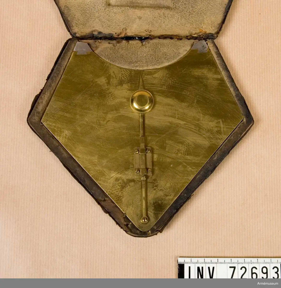 Grupp F.III.
Samhörande: Fodral 1 st.  Är lik AM. 2174-2176, men omärkt och med raka sidor; högt valv och stålspetsar.
