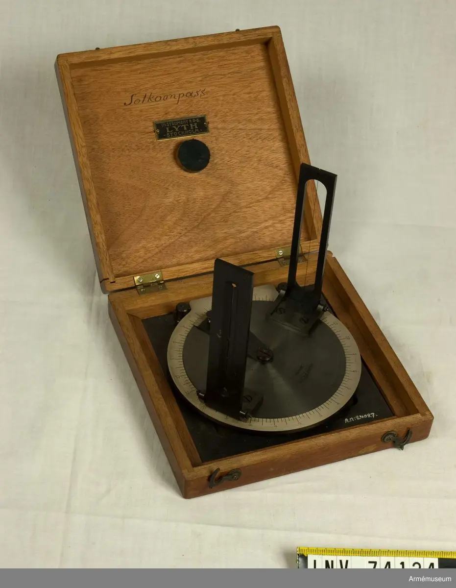 Grupp F III.
Lådan märkt Instrument F.A-B. Lyth Stockholm.
Kompassen märkt Axel Ljungströms F.A.B. Stockholm.
