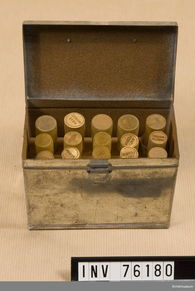 Grupp I II.

De tillhörande behållarna är avsedda för citronsyra, opium, kaliumklorat, antifebrin m.m. De är alla tommar.