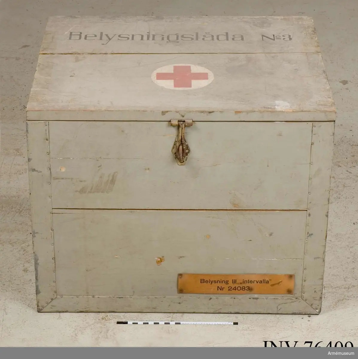 Grupp: I II. 

Lampa av typen Lux Inverella för 200-400 normalljus. Inom det militära avsedd för fältlasarett. Två fotogenkannor á 5 l saknas.