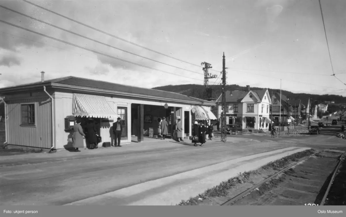 Storo stasjon, venteskur, mennesker, gateløp, forretningsgård, villabebyggelse