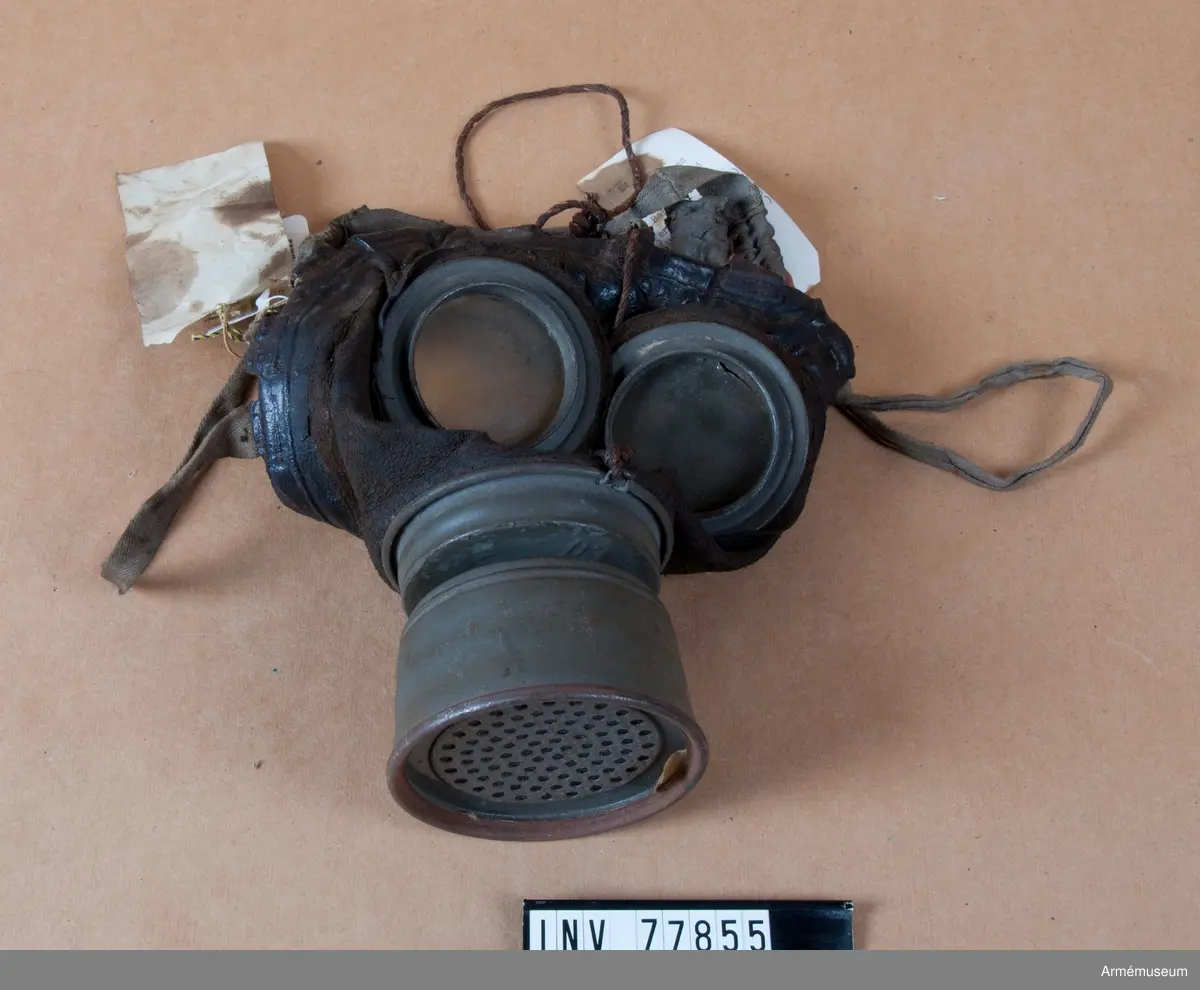 Grupp J.
Svensk gasmask av tysk modell.
Från världskriget 1914-1918.