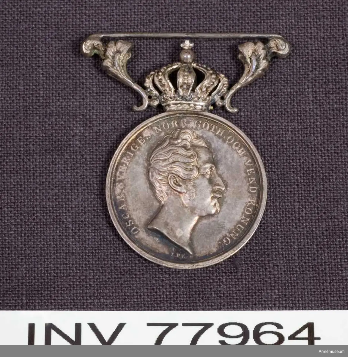 Grupp: M II.
Åtsidan: OSCAR I SVERIGES NORR.GÖTH OCH VEND. KONUNG. Bröstbilden åt höger bar. - Nedanför L.P.L.

Frånsidan: FÖR BERÖMLIGA GERNINGAR på en upphöjd kant ram., på vars nedersta del är en rosett. På fältet överst en liten eklövskrans. Därunder den belönades namn och titel i upphöjda bokstäver. På Museets exemplar står: TILL S.M. ELMSTRÖM, UNDERSKEPPARE, på tre rader. Ovantill är vid medaljen fäst en kunglig krona, omgiven på vardera sidan av ett från kronans botten snett utåt gående eklöv med utåt svängda bladskaft. Ovanför eklövens översta delar och fastsatt vid dessa löper en bandhållare./Beskrivning: Peyron