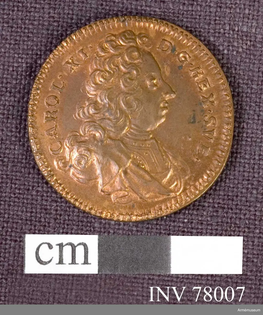 Grupp: M. 
Åtsidan: CAROL. XI. D.G. REX. SVE. Bröstbild åt höger, i harnesk och mantelveck.

Frånsidan: IN SPEM. ET. GLORIAM. TEMPOR VM. Konungen, i antik krigardräkt, står hållande i högra handen en upprätt lans och två lagerkransar, stödjande den venstra på en rund sköld. Medaljen på båda sidor pärlkantad.
(kompl. prn)