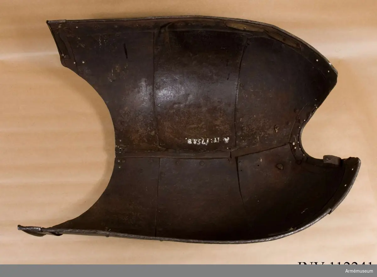 Grupp: K:I.
Beskrivning och redogörelse för ev. reparationer:
Hästrustning 1500 talets förra hälft
Bestående av: Bog och ländharnesk, halsskydd.