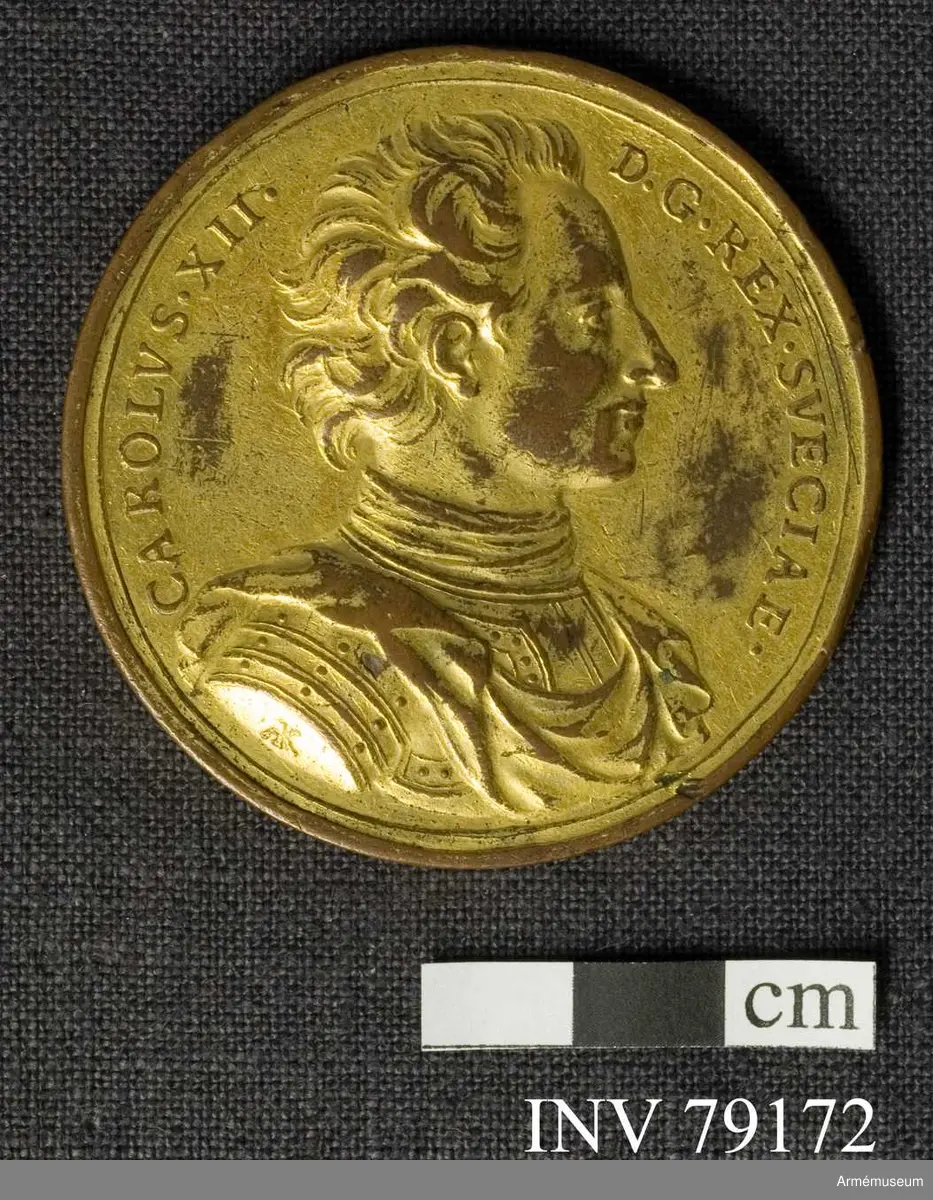 Grupp: M.
Åtsidan: CAROLVS XII D G REX SVECIAE. Bröstbild åt höger i harnesk, släta och smala mantelveck samt omlindad halsduk -Under armen AK. 

Frånsidan: AD COELVM LIBERIORE VIA. En genom flera hål rykande urna på en fotställning, vars framsida bär Kristi monogram mellan A och Q (alpha och omega). På marken växande träd. I avskärningen: SaCRIS SILESIAE EVANGE LICAE RESTITVTIS A M DCC VII.

Medaljen graverad av A.Karlsten.