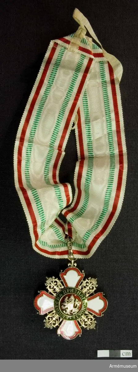 Halskors med Röda Korsets emblem. I band i färgerna vit-röd-grön.