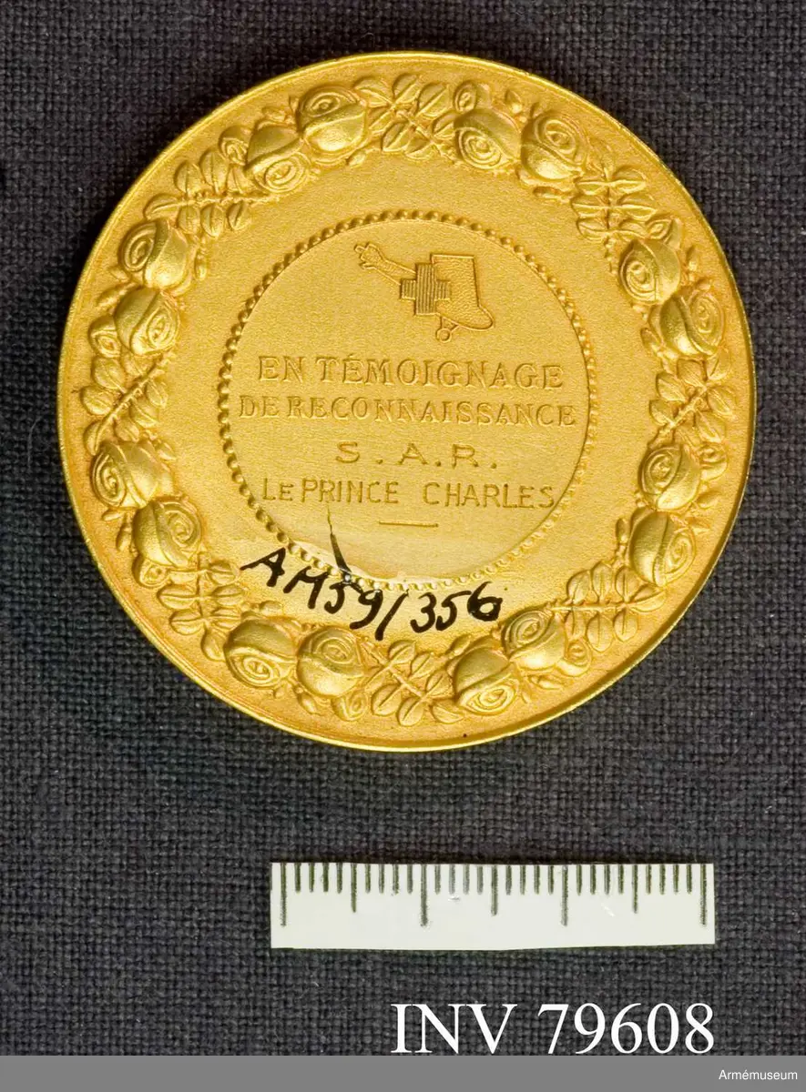 Rund medalj med text på framsidan: "Les amis de l'aviation sanitaire" (Vänner till medicinsk luftfart).

På baksidan "En temoignage de reconnaissance S.A.R. Le prince Charles" (Som ett tecken på tacksamhet HKH Prins Charles).
