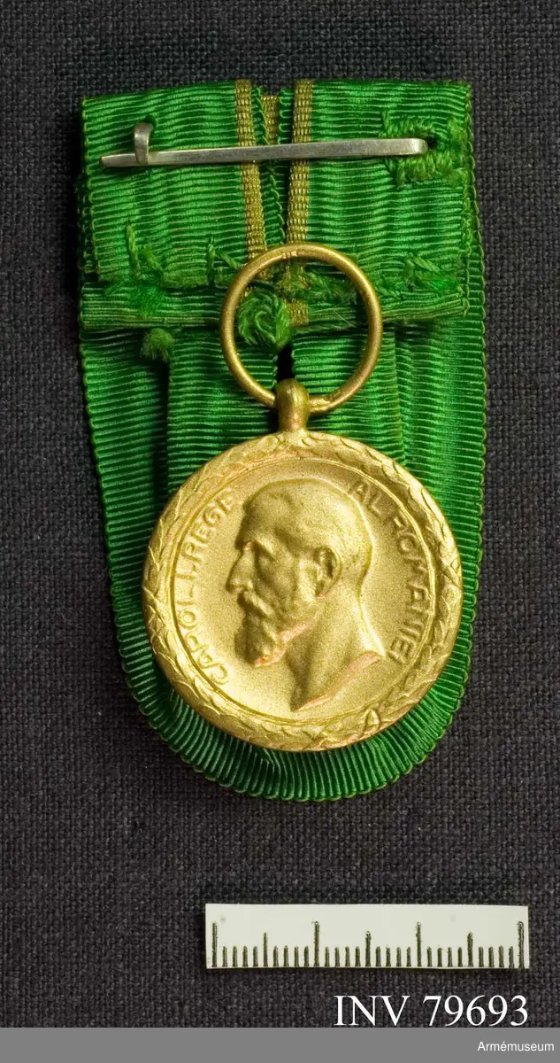 På ena sidan en bild av kungen omgiven av orden: "CAROL I REGE AL ROMANIEI". På kanten en krans av eklöv.

På andra sidan står i mitten: "MERITUL COMERCIAL ȘI INDUSTRIAL". På kanten en krans av eklöv.