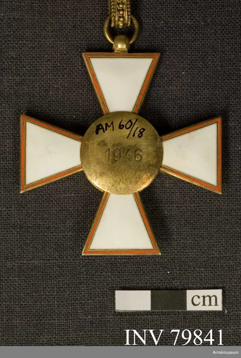 Ett kors med fyra vita emaljarmar, vars kanter bildas av en smal röd rand. Korsets framsida visar en röd emaljerad medaljong med en sköld i Ungerns färger. Det röda mittfältet är omgivet av en grön lagerkrans.

På baksidan sår i korsets mitt årtalet 1946.