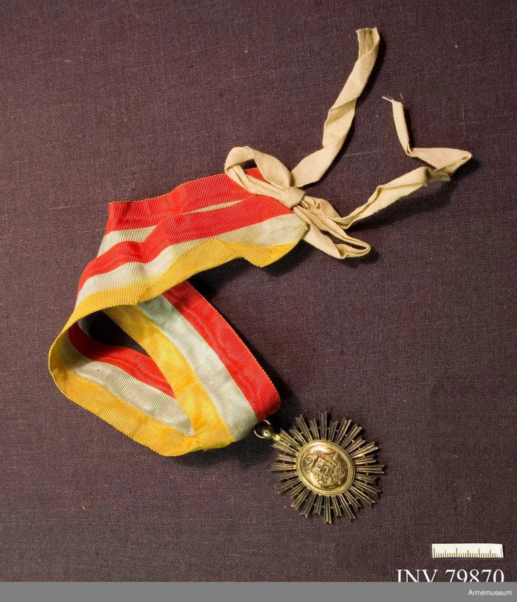 Åtsidan: Bröstbilden, silver relief, åt venster i militär uniform inom en oval silverkantad ram av blå emalj, å vilken i silverbokstäver läses: SIMON BOLIVAR; nedtill två från varandra vända kvistar. 

Utanför ovalen en pärlkant och bakom densamma, utgående från dess medelpunkt 28 längre och kortare silverstrålar, symetriskt ordnade. 

Frånsidan: I strålarnas mitt en ornerad ram; mittpartiet upptages av en sköld innehållande Venezuelas vapen, en sädeskärve, två sablar, två fanor samt därunder, i refflat fält en häst med bakåtvänt huvud.

Ovanpå skölden två korslagda ymnighetshorn, på sidorna en lager- och en olivkvist, samt under skölden ett omkring kvistarna virat band, varpå läses 15 DE ABRIL 1810 LIBERTAD 5 DE IULIO 1813.