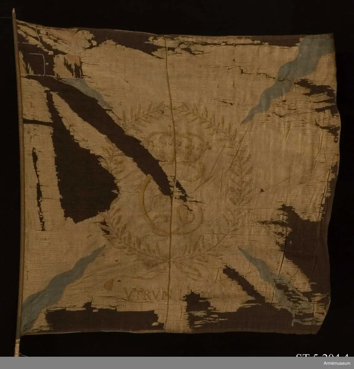 Ursprungligen brandgul duk med blå flammor diagonalt gående från hörnen. I övre stångsidehörnet en dannebrog. I mitten Christian 5's krönta monogram inom en lagerkrans målat i guld. I nedre delen målat mottot "Utrum libet".