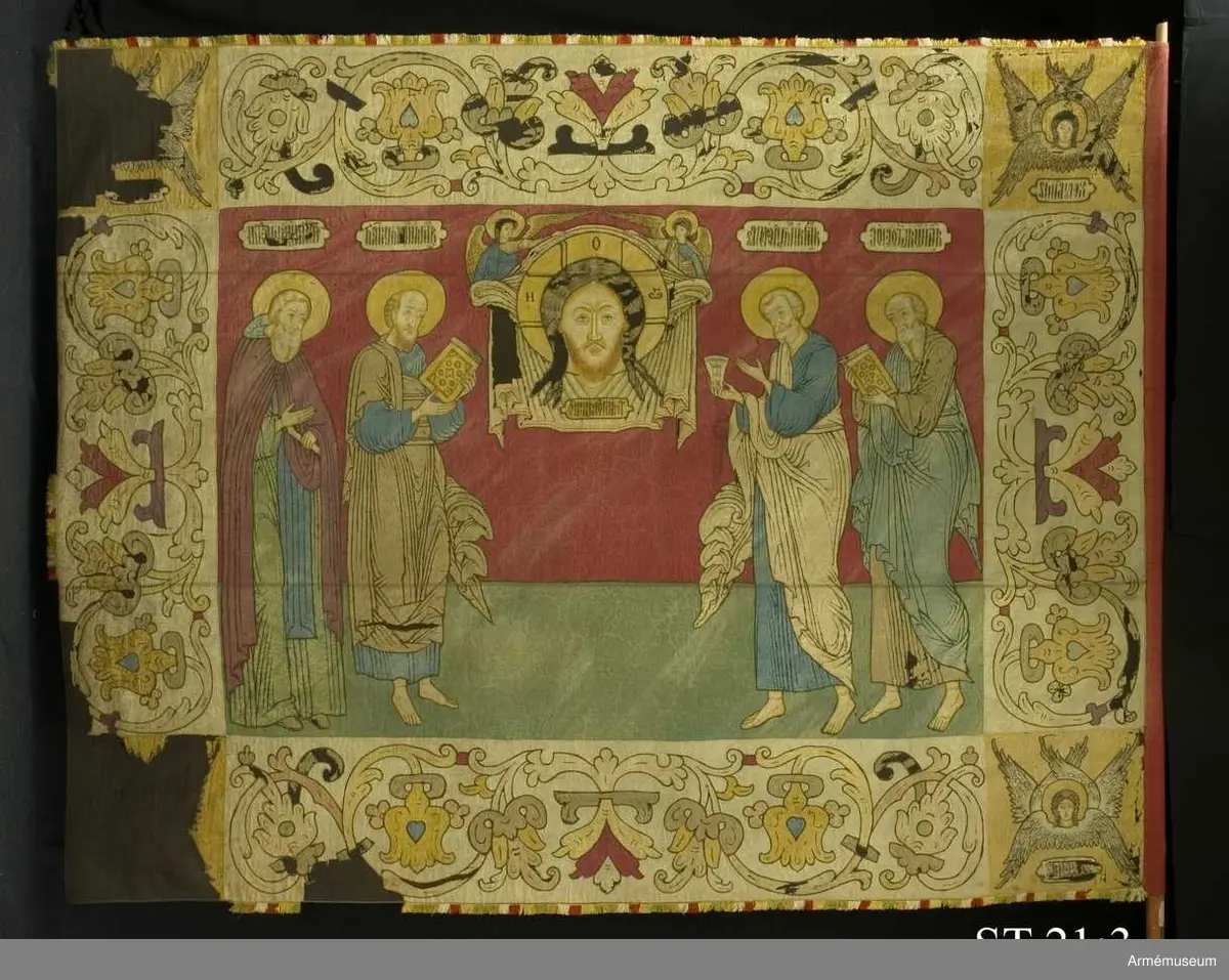 "Ähr en Stoor fahna högh 4 1/2 ahl och lång 5 3/4 ahl, mit uthi är Christi ansichte uthi rödt Damasch på sijodorne 4 helgon, Randen är af Liusblåt damasch, medh påsydt Löfwärk af åthskilligt färgat damasch; Rundt omkring medh silckes frantzar"