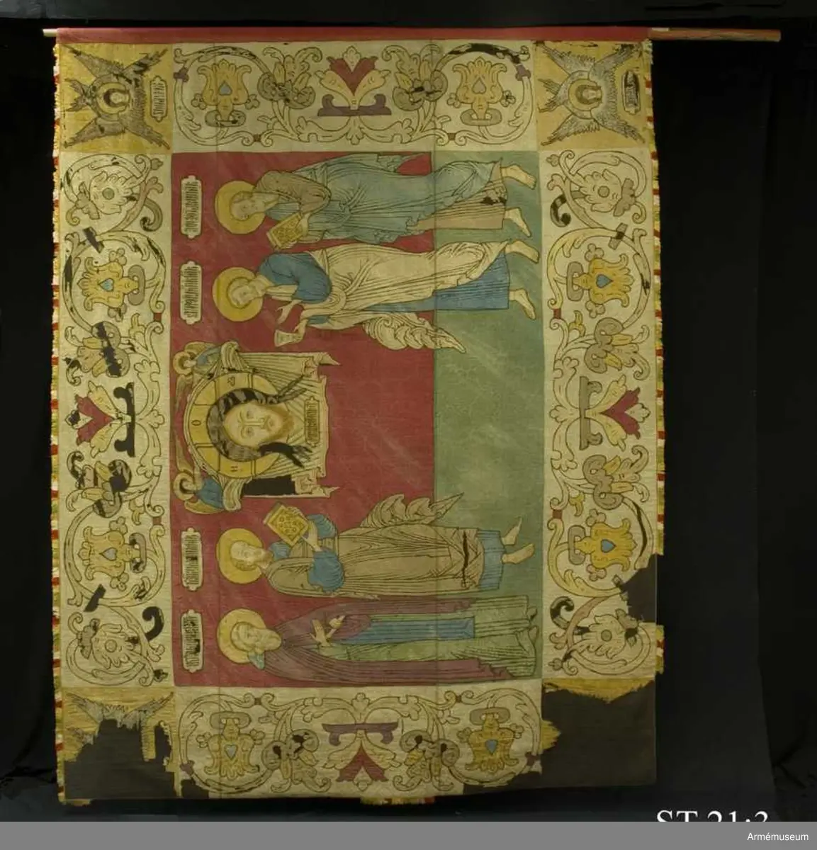 "Ähr en Stoor fahna högh 4 1/2 ahl och lång 5 3/4 ahl, mit uthi är Christi ansichte uthi rödt Damasch på sijodorne 4 helgon, Randen är af Liusblåt damasch, medh påsydt Löfwärk af åthskilligt färgat damasch; Rundt omkring medh silckes frantzar"