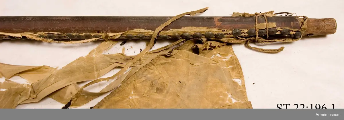 Duken ursprungligen ljusröd med svart St Andreaskors. I översta fältet syns det heraldiska vapnet för den litauiske storhetmanen Mykolas Servacijus Visnioveckis (Michal Serwaci Wisniowiecki). I nedersta fältet som nu är förlorat har enligt Hoffmans avbildning årtalet 1704 varit målat.